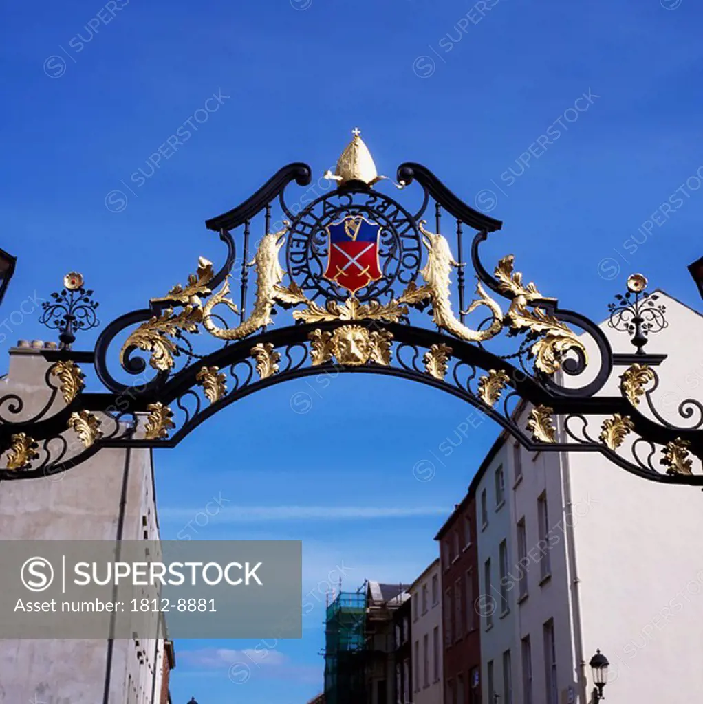St Columb´s Cathedral, Derry, Co Derry, Ireland, Coat of arms and entrance to Church of Ireland cathedral