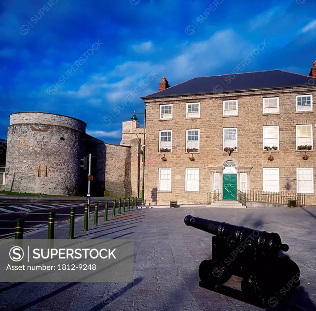 Bishops´ Palace, King John´s Castle, Limerick, Ireland, 18th Century restored home of former Protestant Bishops of Limerick next to a 13th Century cas...