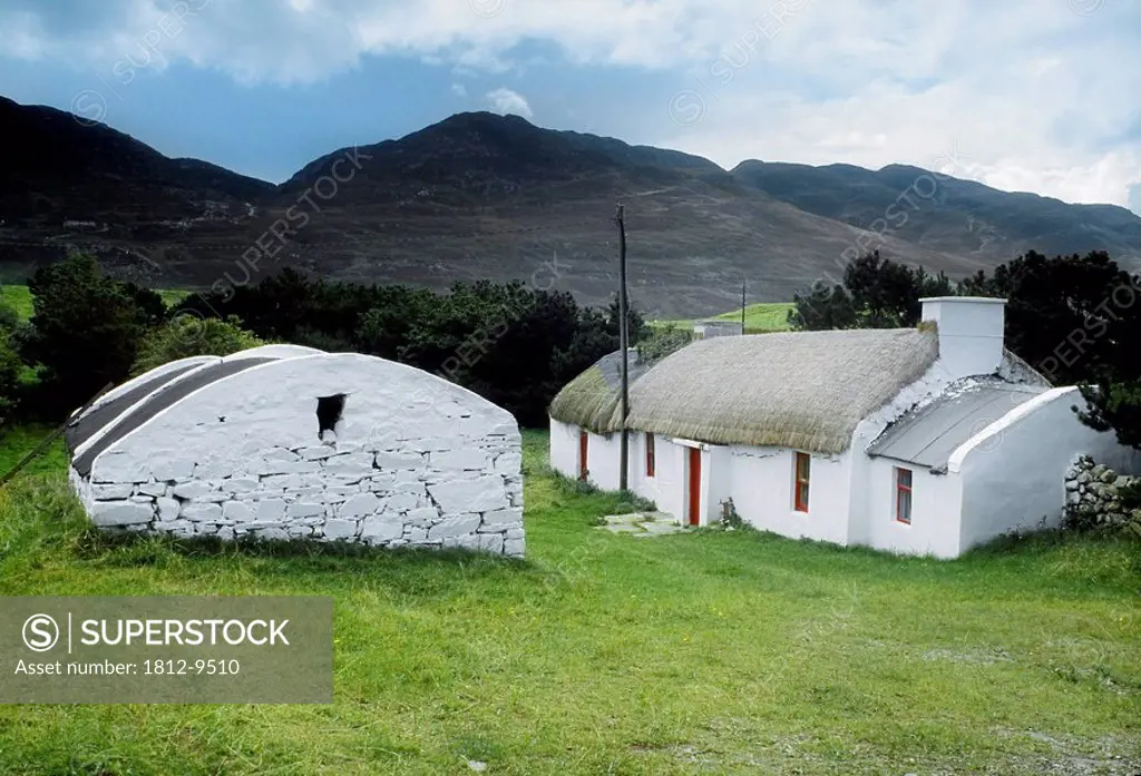 Inishowen Peninsula, Co Donegal, Ireland, Thatched cottage