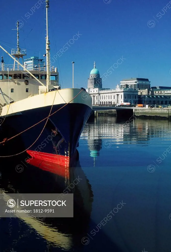 Guinness Boat, Custom House, River Liffey, Dublin, Co Dublin, Ireland, Ships used to transport stout with an 18th Century government building in the b...