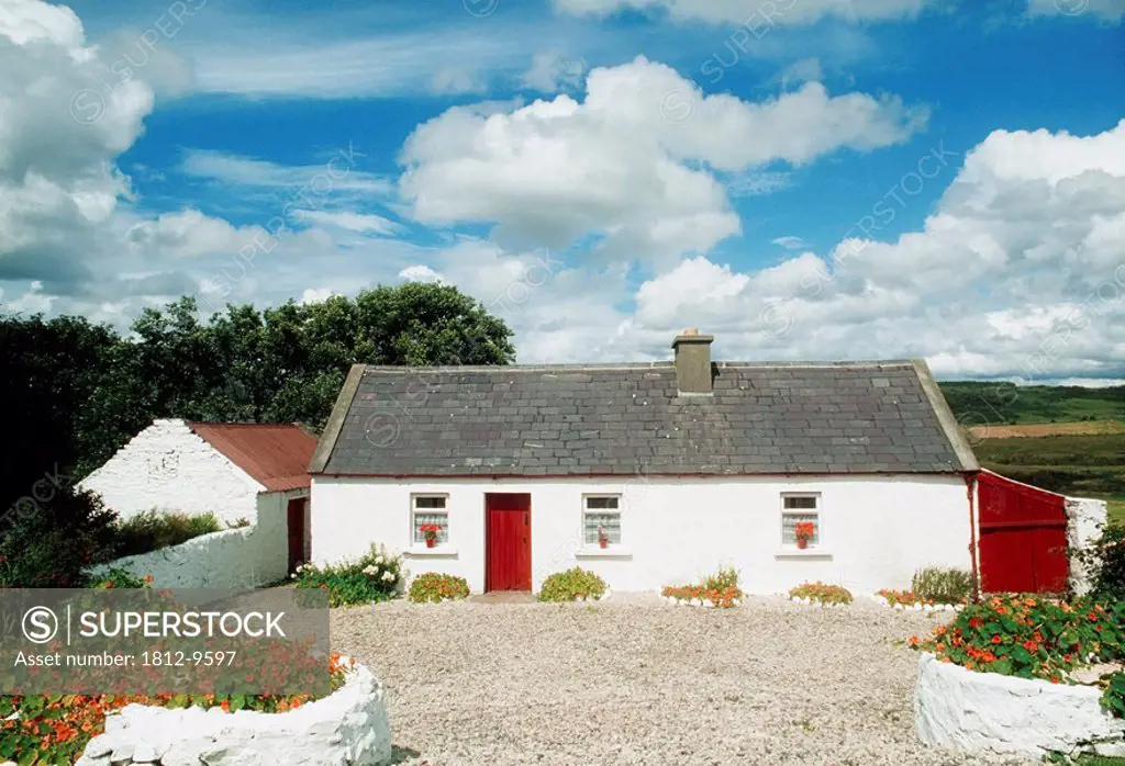 Near Letterfrack, Co Galway, Ireland, Traditional thatched cottage