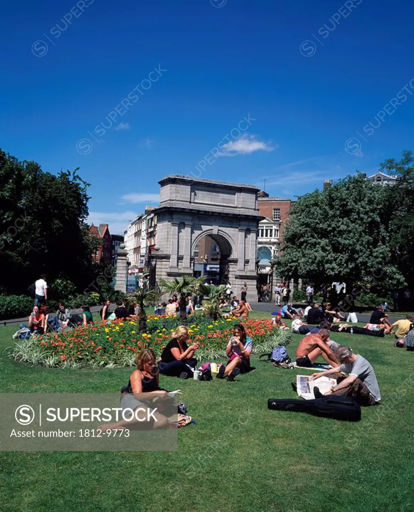 People relaxing in park, St. Stephen´s Green, Dublin City, County Dublin, Ireland