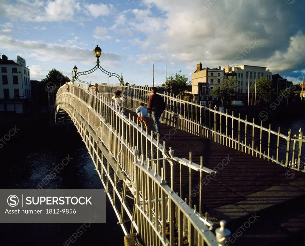 Ha´Penny Bridge, Dublin City, Ireland, People crossing pedestrian bridge