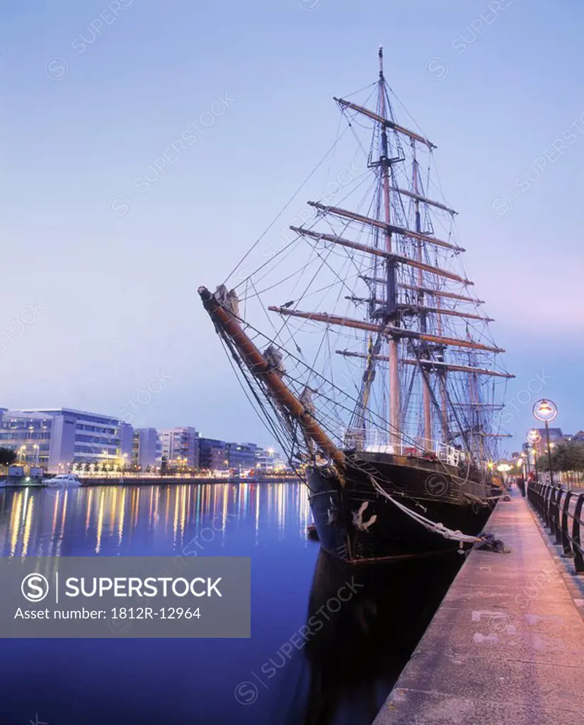 Tall Ship & IFSC, Sir John Rogerson´s Quay, Dublin, Ireland
