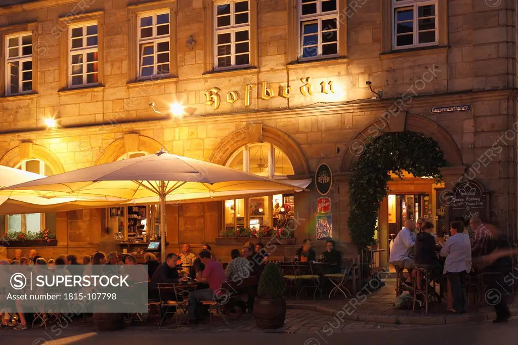 Germany, Bavaria, Bamberg, People in Hofbraeuhaus restaurant at night