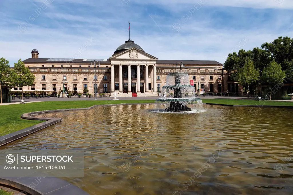 Europe, Germany, Hesse, Wiesbaden, View of park with fountain and kurhaus in background
