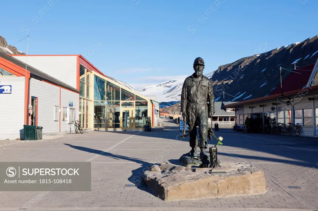 Europe, Norway, Spitsbergen, Svalbard, Longyearbyen, Statue of miners