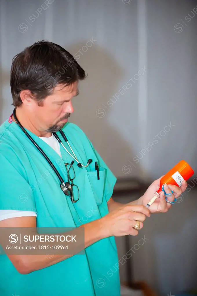 USA, Texas, Leakey, Doctor filling syringe