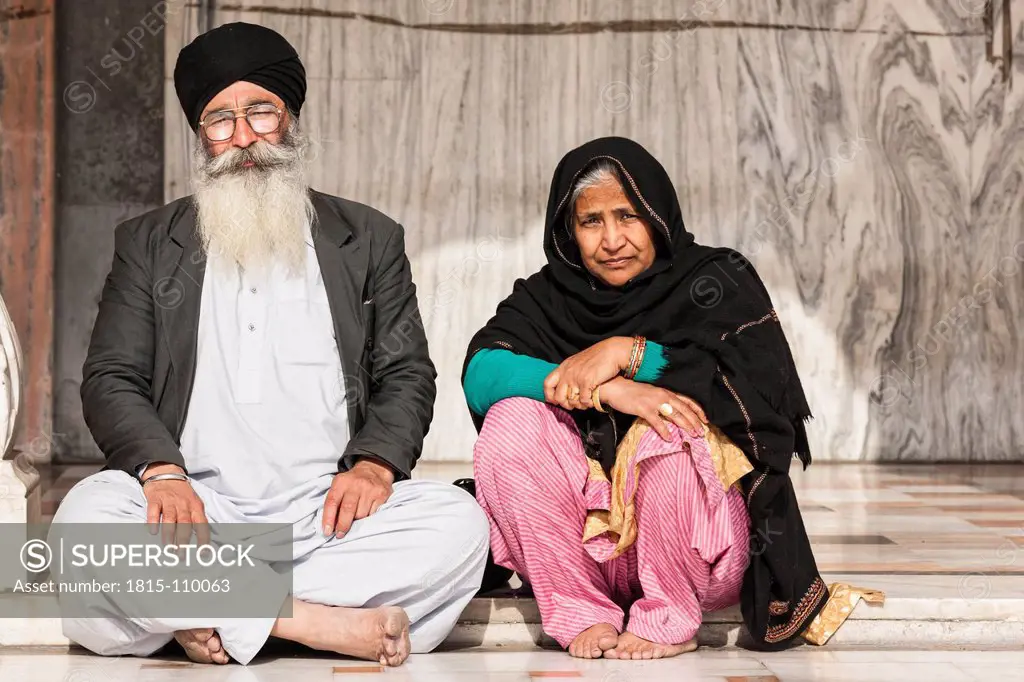 India, Delhi, Sikh couple sitting at Gurudwara Bangla Sahib
