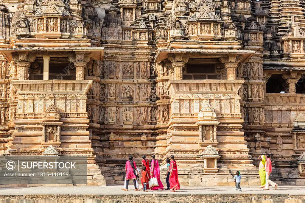 India, Madhya Pradesh, Visitors at Vishwanath Temple