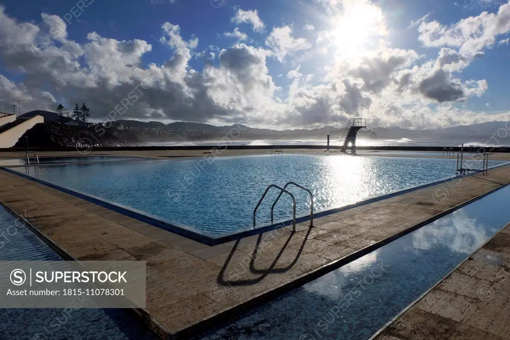 Portugal, Azores, Sao Miguel, Piscinas da Ribeira Grande, Swimming pool next to Atlantic Ocean