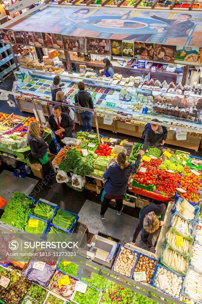 Germany, Hesse, Frankfurt, vegetables stand in market hall