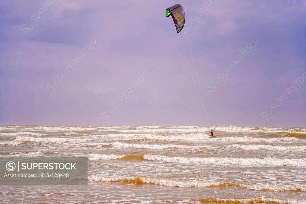 USA, Texas, Kite surfer in Port Aransas on Mustang Island