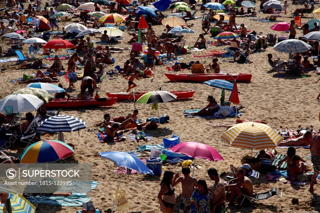 Spain, Costa Brava, Catalunya, Tourists at beach