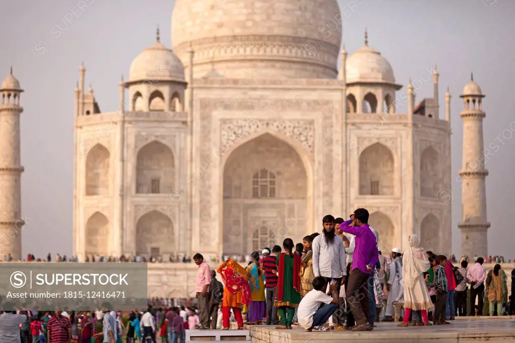 India, Uttar Pradesh, Agra, Tourists in front of Taj Mahal