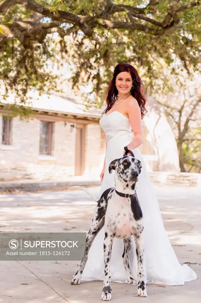 USA, Texas, Potrait of young bride with dog, smiling