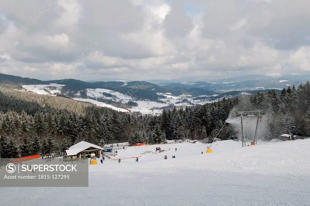 Germany, Bavaria, Ski slopping in Sankt Englmar