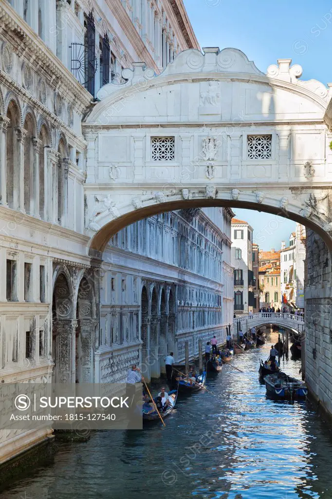 Italy, Venice, Gondolas passing underneath Bridge of Sighs