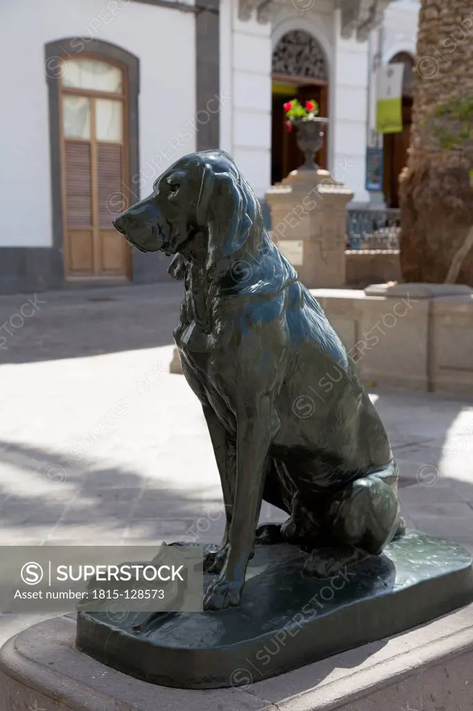 Spain, Statue of canary dog at Plaza Santa Ana