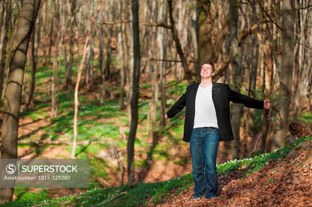 Germany, Rhineland Palatinate, Business man relaxing in forest