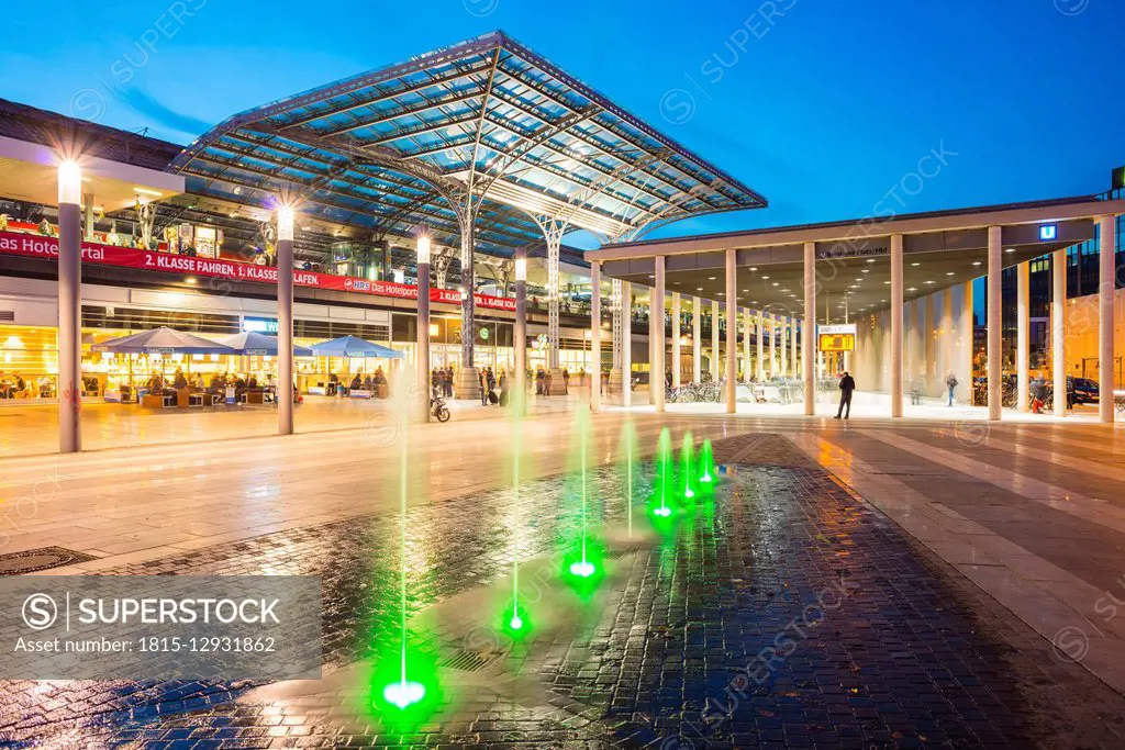 Germany, North Rhine-Westphalia, Cologne, Main station by night, Breslau Square