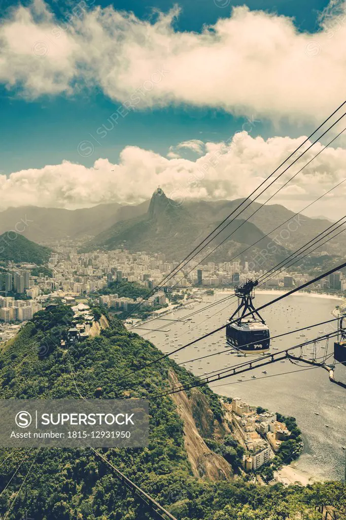 Brazil, Rio de Janeiro, Cable car from Morro da Urca to Sugarloaf Mountain