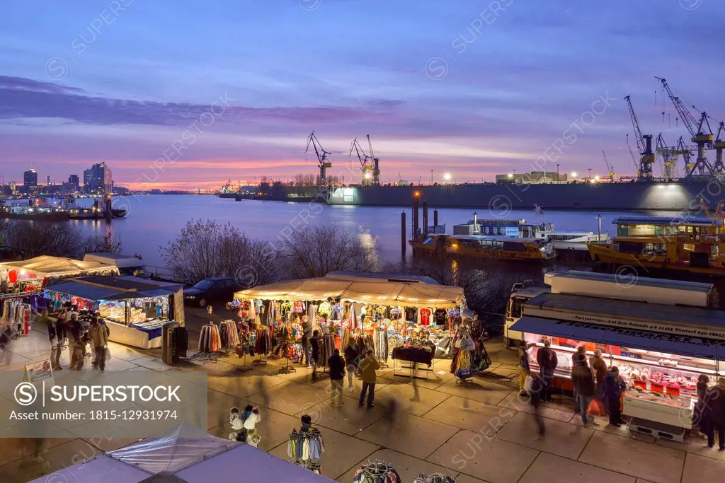 Germany, Hamburg, Elbe River, fish market in the morning