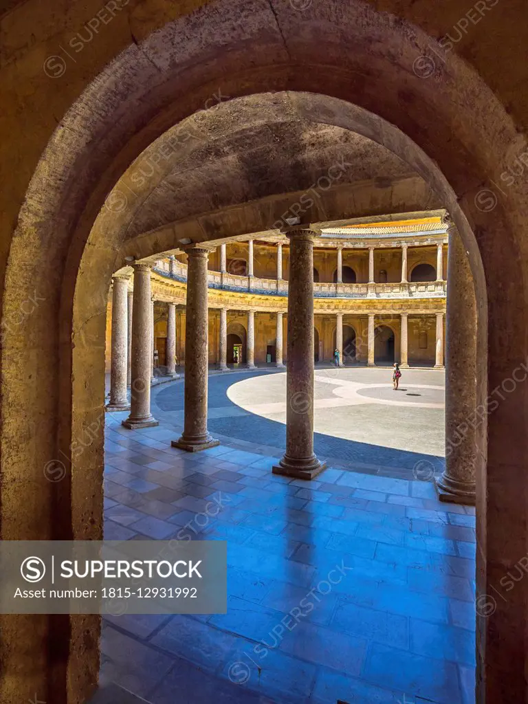 Spain, Granada, view to courtyard of Palacio de Carlos V through an arch