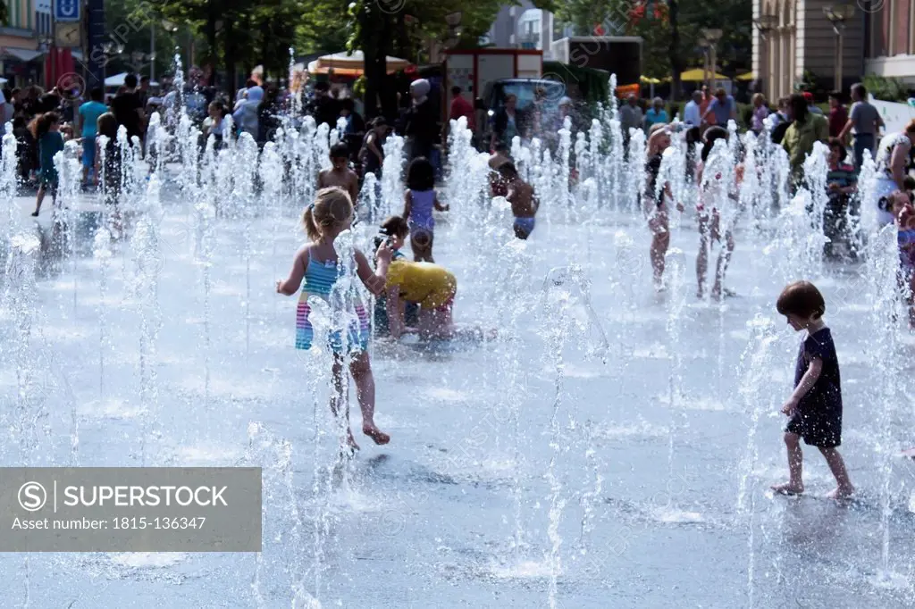 Germany, Norh Rhine Westphalia, Duisburg, Childrens playing in fountain