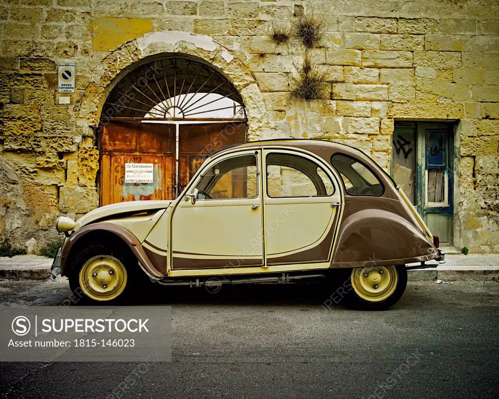Italy, Old Citroen on street of Lecce