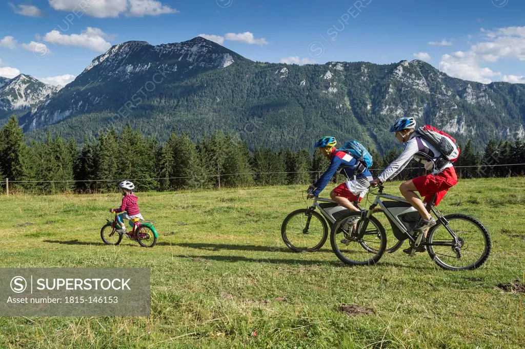 Germany, Bavaria, Family biking in Chiemgau