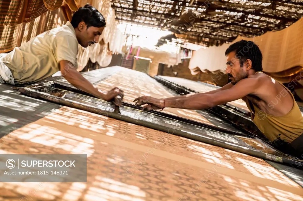India, Rajasthan, Jodhpur, Men working in textile industry