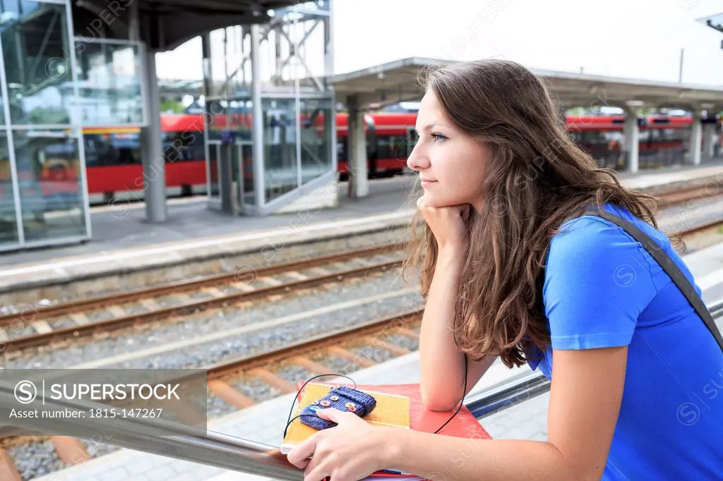 Germany, Thuringia, Sonneberg, Portait of a teenage girl waiting at the train station