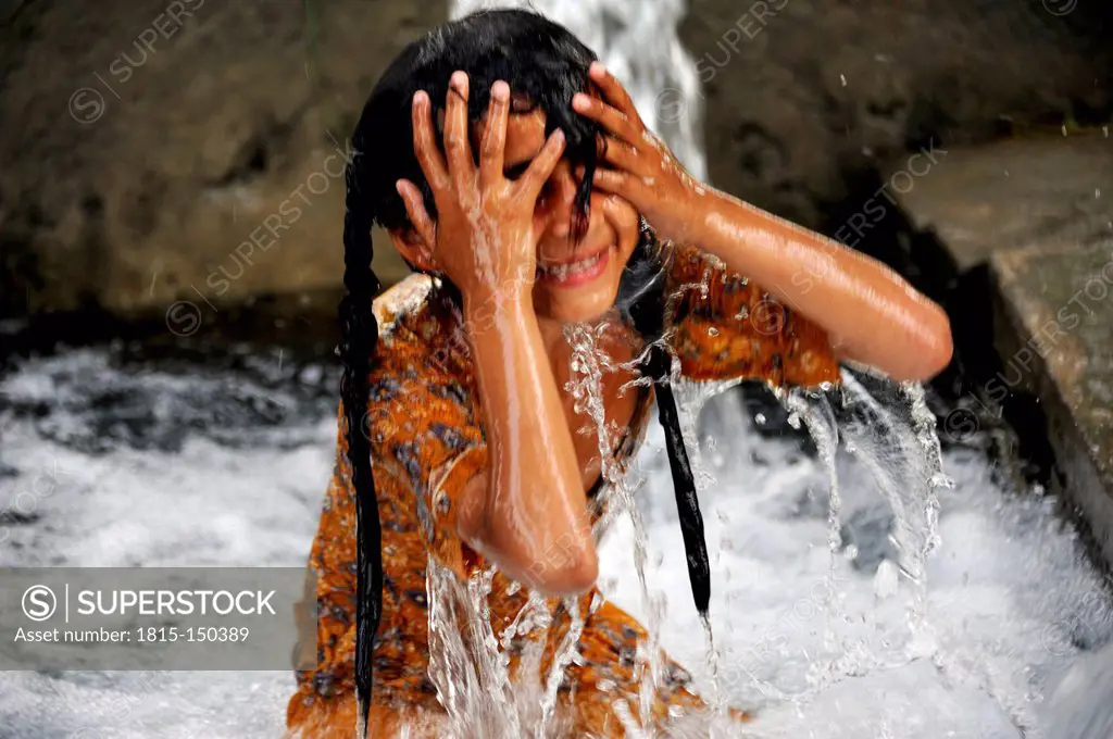 Pakistan, Punjab, village Basti Lehar Walla, little girl having fun in an irrigation canal