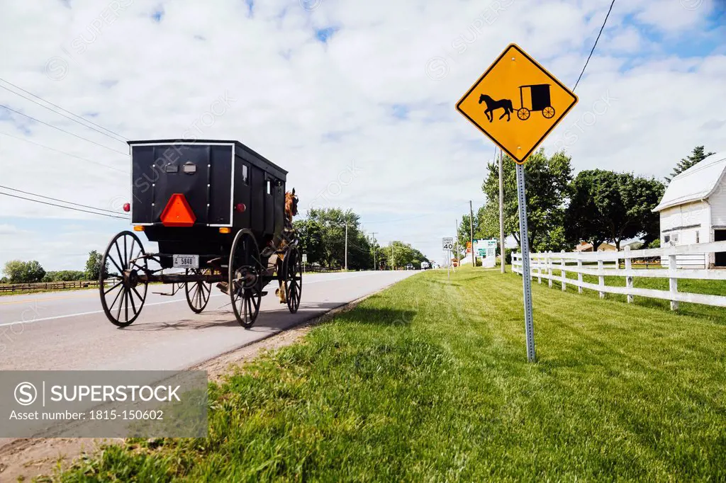 USA, Indiana, Shipshewana, Amish buggy and horse sign