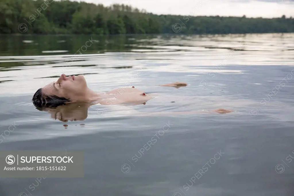 Germany, North Rhine-Westphalia, Cologne, Nude woman in a lake
