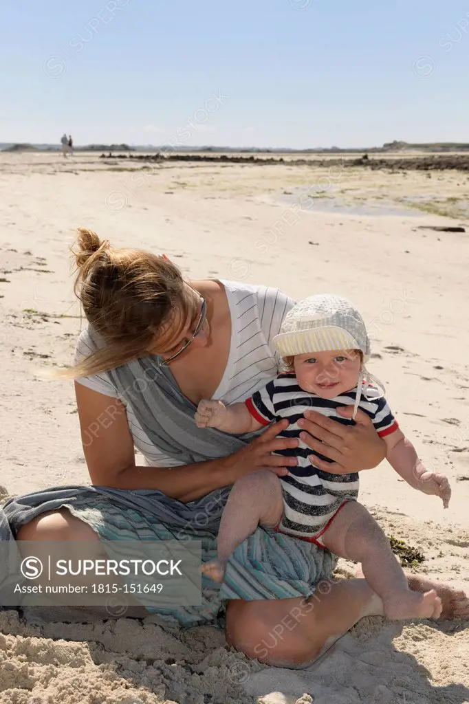 France, Bretagne, Landeda, Mother and baby boy on the beach