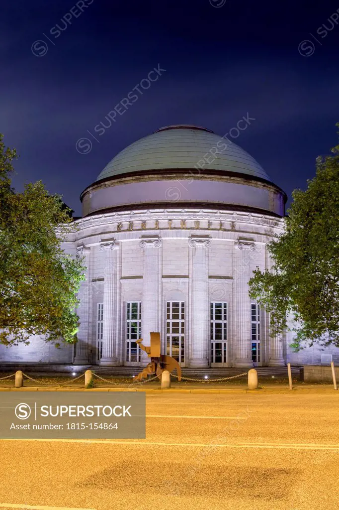 Germany, Hamburg, Kunsthalle at night