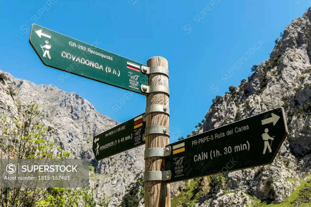 Spain, Asturia, Picos de Europa National Park, Ruta del Cares, Signpost for trails