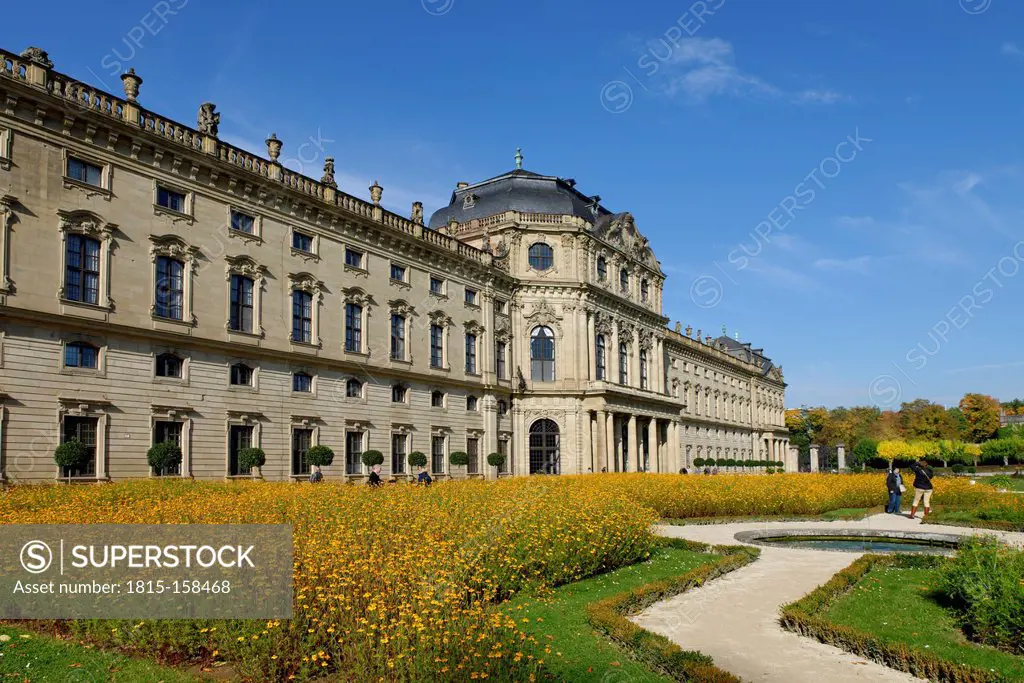 Germany, Bavaria, Wuerzburg, View of garden and wuerzburg residence