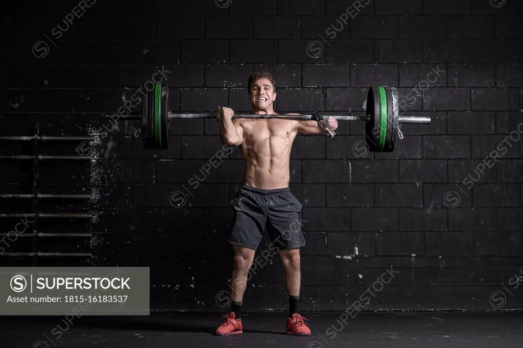 Athlete with an amputated arm doing weight training
