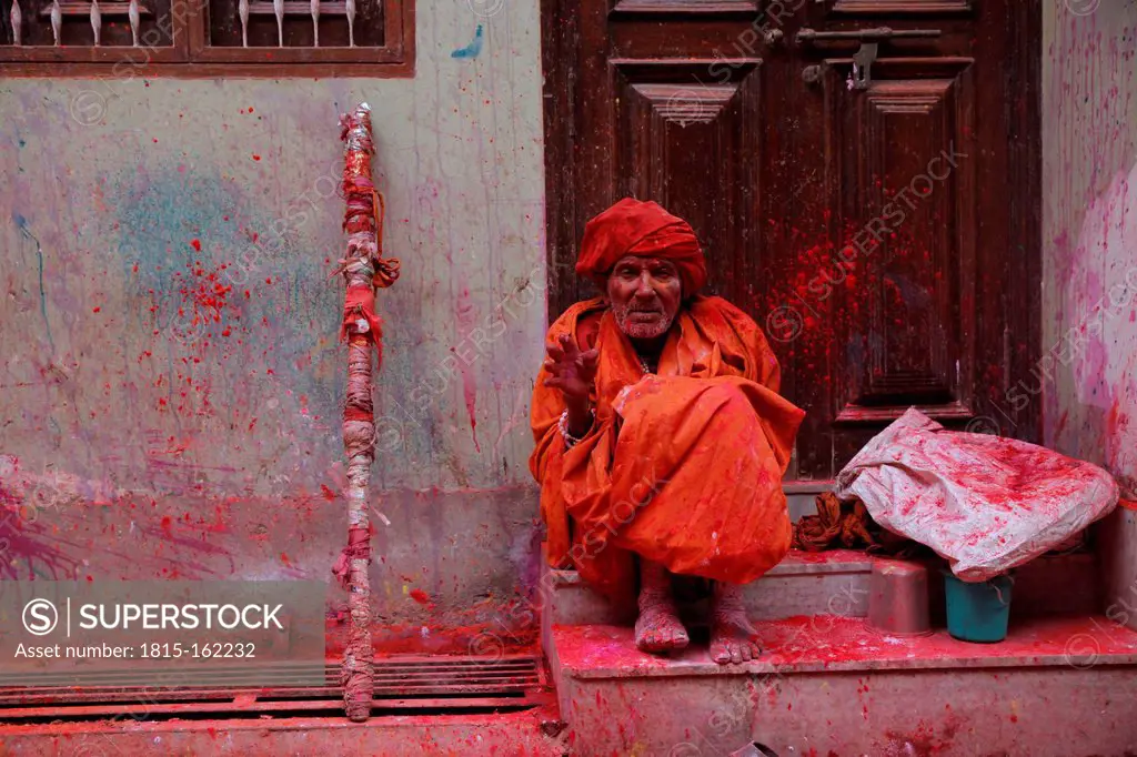 India, Uttar Pradesh, Vrindavan, old man during Holi, spring festival, festival of colours