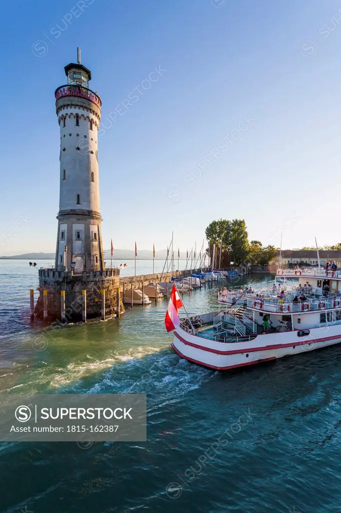 Germany, Bavaria, Lindau, View of light house with excursion boat in lake
