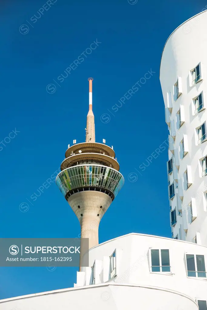 Germany, North Rhine-Westphalia, Duesseldorf, Media Harbour, view to office building and television tower