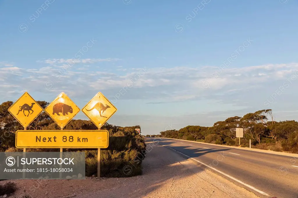 Australia, South Australia, Nullarbor Plain, Warning sign by Eyre Highway
