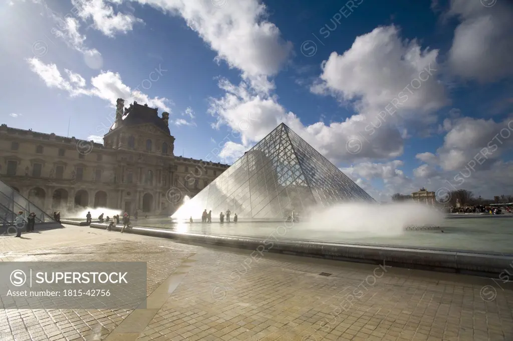France, Paris, Le Louvre, pyramid construction