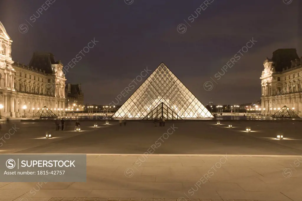 France, Paris, Le Louvre, pyramid construction