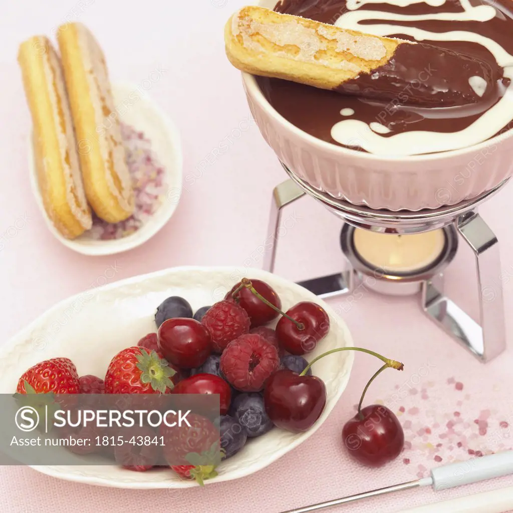 Sponge fingers with chocolate-fondue and fruit, Close-up