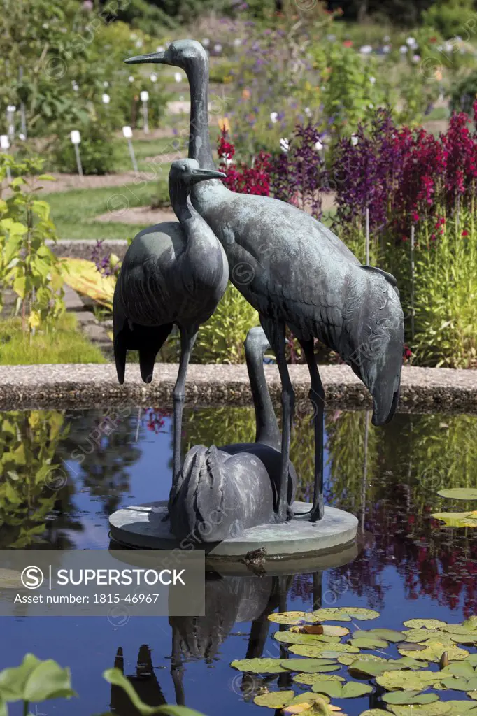 Germany, North Rhine-Westphalia, Bonn, Botanical garden, Three cranes, sculpture