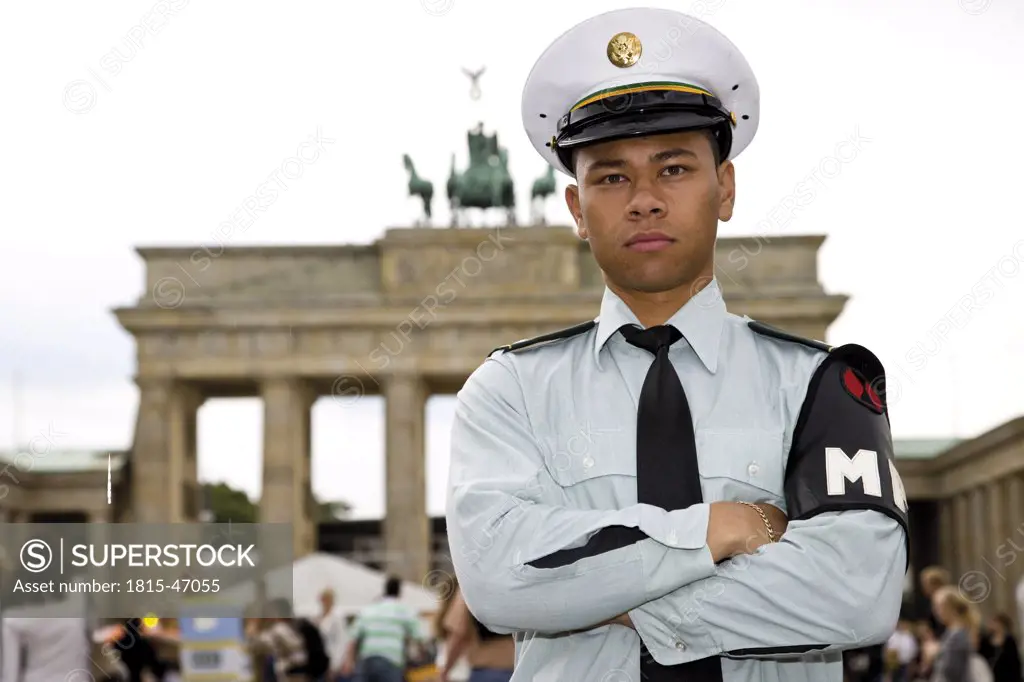 Germany, Berlin, American soldier in front of Brandenburger Tor, portrait, close-up